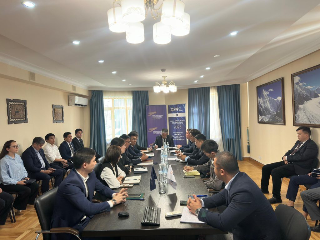 Директор Национального агентства по инвестициям при Президенте Кыргызской Республики Равшанбек Сабиров в ходе рабочего совещания с коллективом Центра государственно-частного партнёрства (ГЧП) отметил положительную динамику в реализации проектов и возрастающую роль Центра в формировании современной инвестиционной среды Кыргызстана.