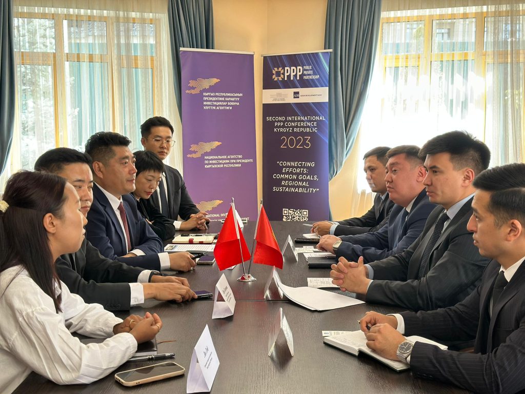 Кыргызстан и Китай рассматривают новые проекты в рамках ГЧП и инициативы «Один пояс — Один путь». В Нацагентстве по инвестициям прошла встреча с делегацией Китайской академии архитектурного проектирования. Обсуждены проекты в сфере строительства, градостроительства и социального жилья, а также возможность создания сборочного завода с экспортным потенциалом. Стороны выразили взаимный интерес и договорились продолжить работу над конкретными форматами сотрудничества.