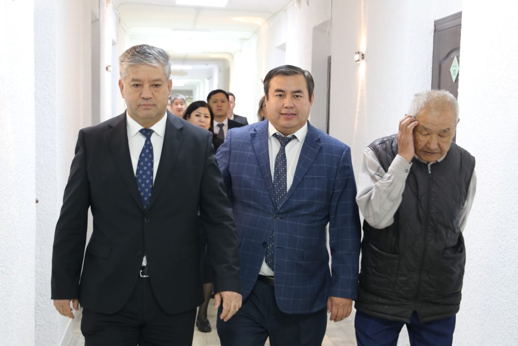 Кыргыз Республикасынын Президентине караштуу Инвестициялар боюнча улуттук агенттигинин директору карылар үйүнө барды