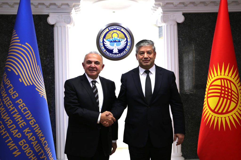 8 октября 2025 года состоялась встреча Директора Национального агентства по инвестициям при Президенте Кыргызской Республики Равшанбека Сабирова с Чрезвычайным и Полномочным Послом Турецкой Республики в Кыргызской Республике Мекином Мустафой Кемалем Окемом.